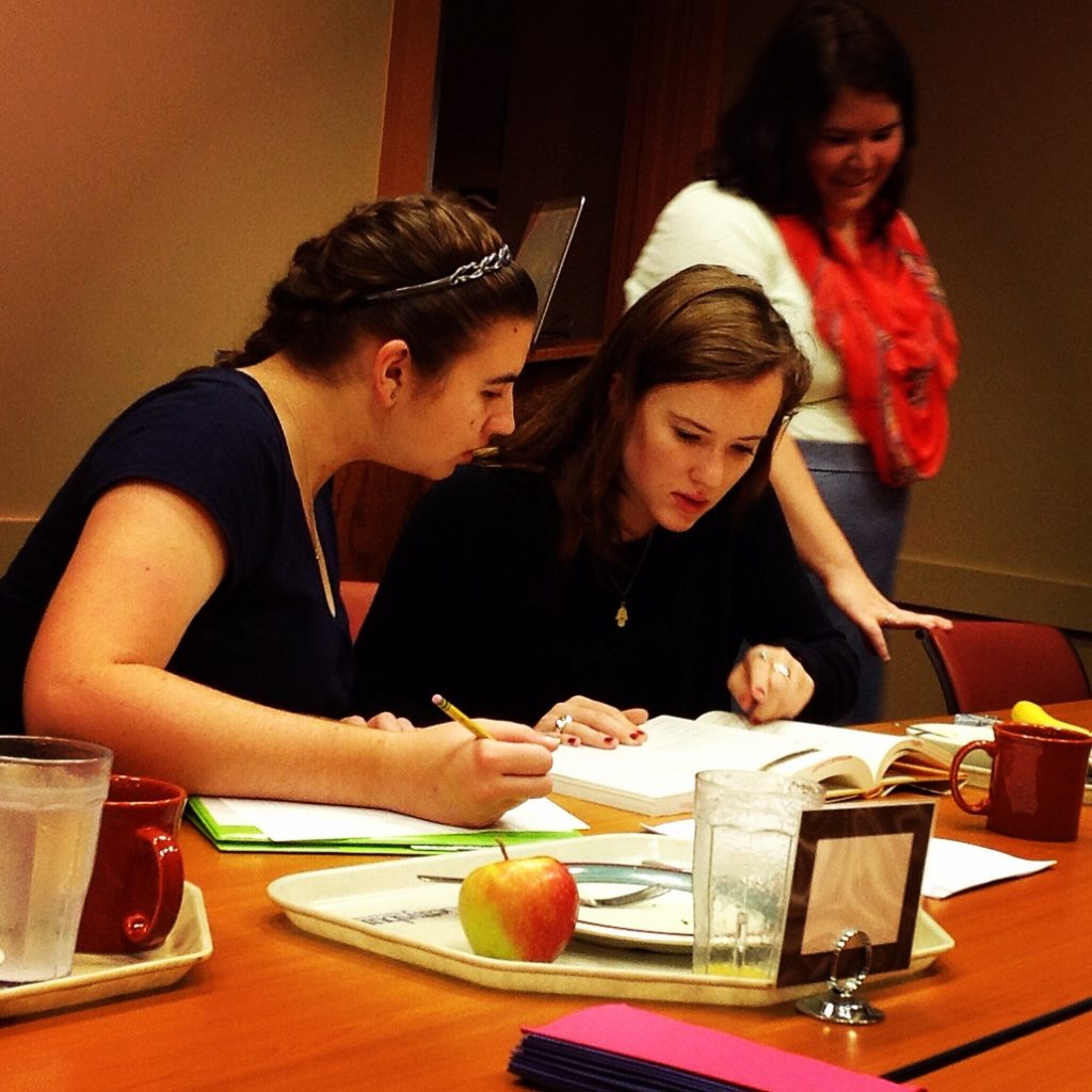 Peer Research Mentors Amy Violante ’17 and Margaret Czepiel ’17 expand their research skills at a bi-weekly training meeting.