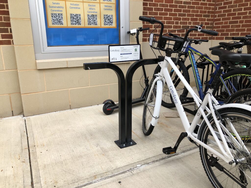 Bike available outside the College Union Building (Photo Katie Oglesby/The Gettysburgian)