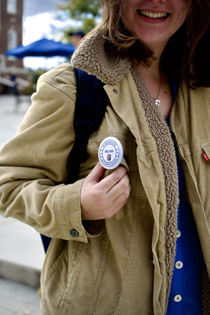 A student wears a pin from International Pronouns Day (Photo Will Oehler/The Gettysburgian).