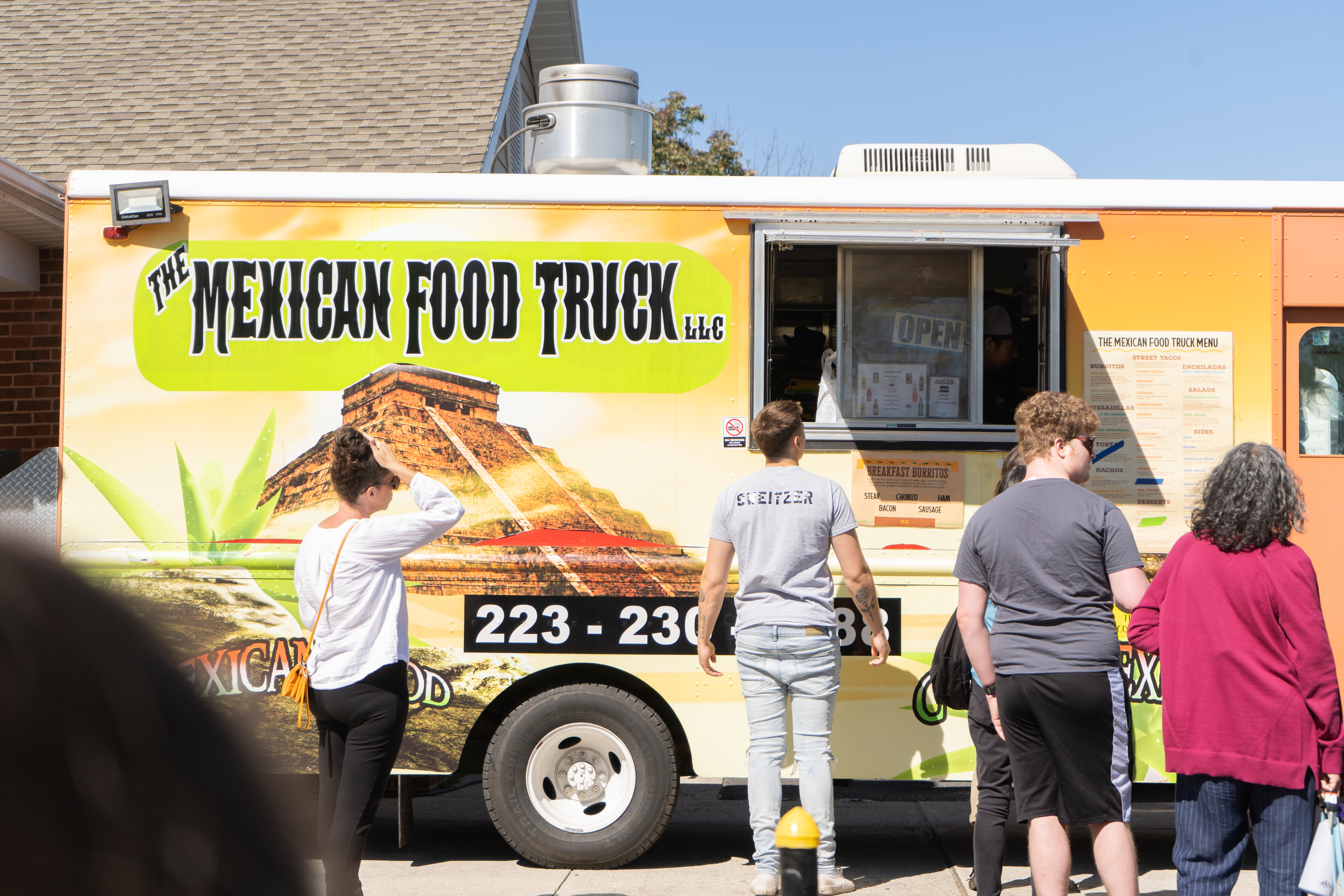 Community members line up to buy from "The Mexican Food Truck." (Photo William Oehler/The Gettysburgian)