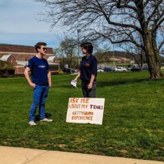 Students Hold ‘Ask Me’ Demonstration on the Tour Guide Path of Get Acquainted Day